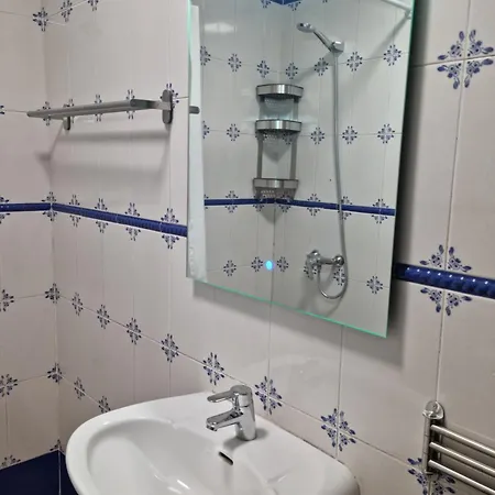 The Yellow House بيت ضيافة بورتيماو